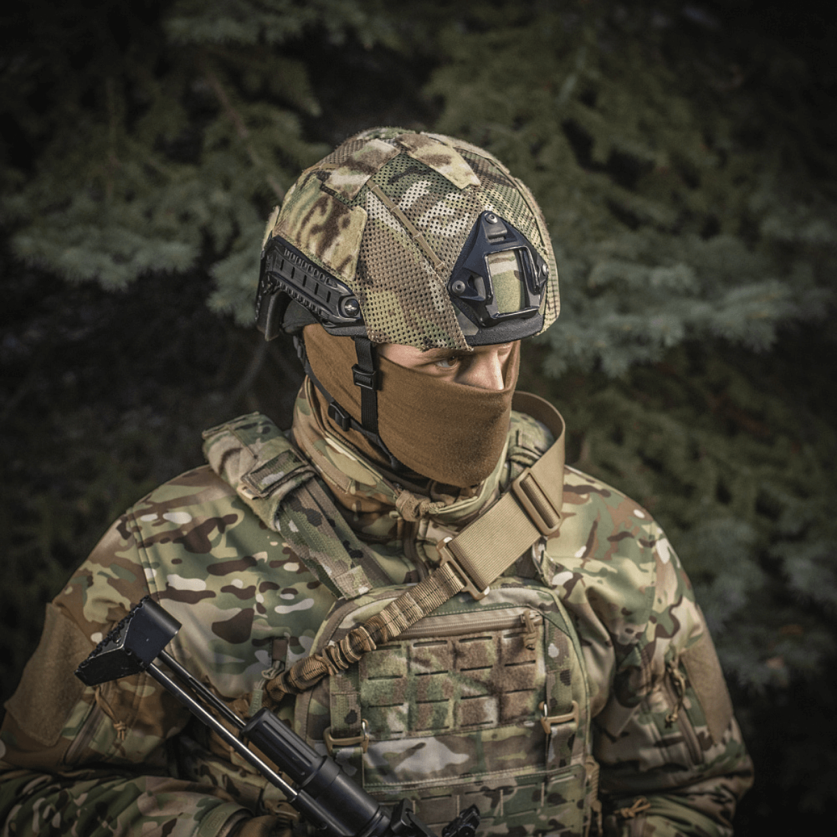 Soldat iført M‑Tac Hjelmcover Shroud Elite i MULTICAM camouflage, designet til TOR-D hjelme for effektiv skjul i terrænet.