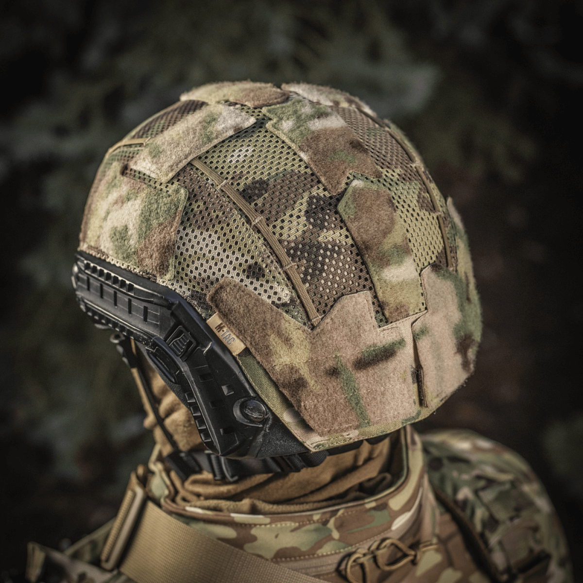 M‑Tac Hjelmcover Shroud Elite i MULTICAM camouflage på en hjelm, fremstillet af Cordura 500D og special mesh til optimal beskyttelse.