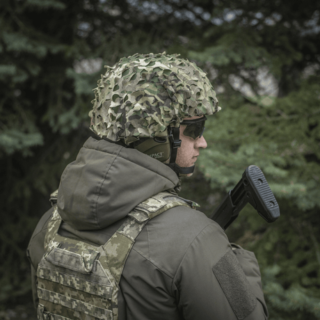 Soldat iført M‑Tac Vilha Hjelmdæksel Elite i Multicam skovkamouflage, designet til FAST hjelme, set fra siden.