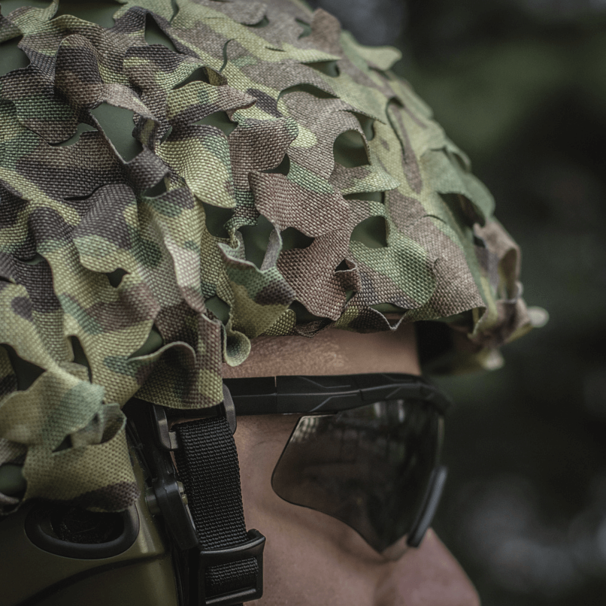 M‑Tac Vilha Hjelmdæksel Elite i MULTICAM-camouflage på FAST hjelm, beskytter mod snavs og slid. Cordura 500D og Laser Cut mesh.