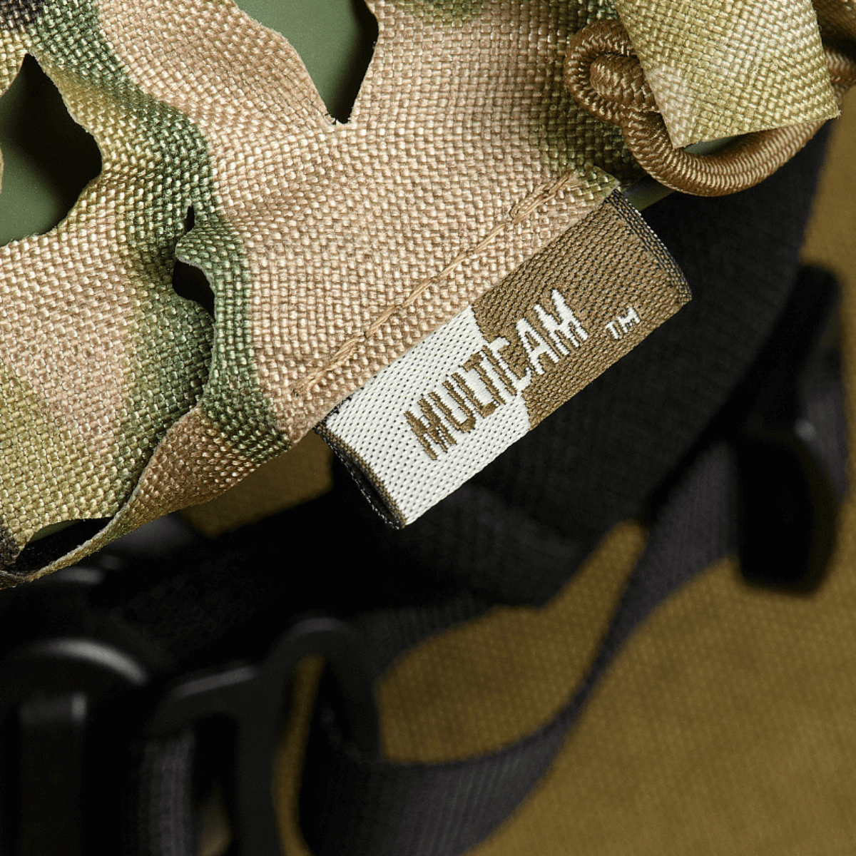 M‑Tac Vilha Hjelmdæksel Elite med MULCTICAM-camouflage designet til FAST hjelme med robust Cordura 500D og Laser Cut mesh.