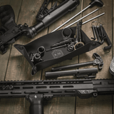 M‑Tac Field Vedligeholdelsesbakke 18x30 cm med våbendelar og rengøringsværktøj på træoverflade.