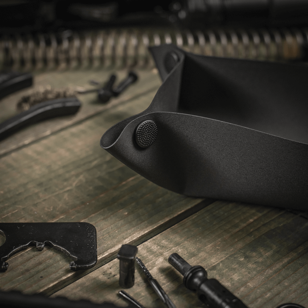 M‑Tac Field Vedligeholdelsesbakke 18x30 cm i brug med våbendelar