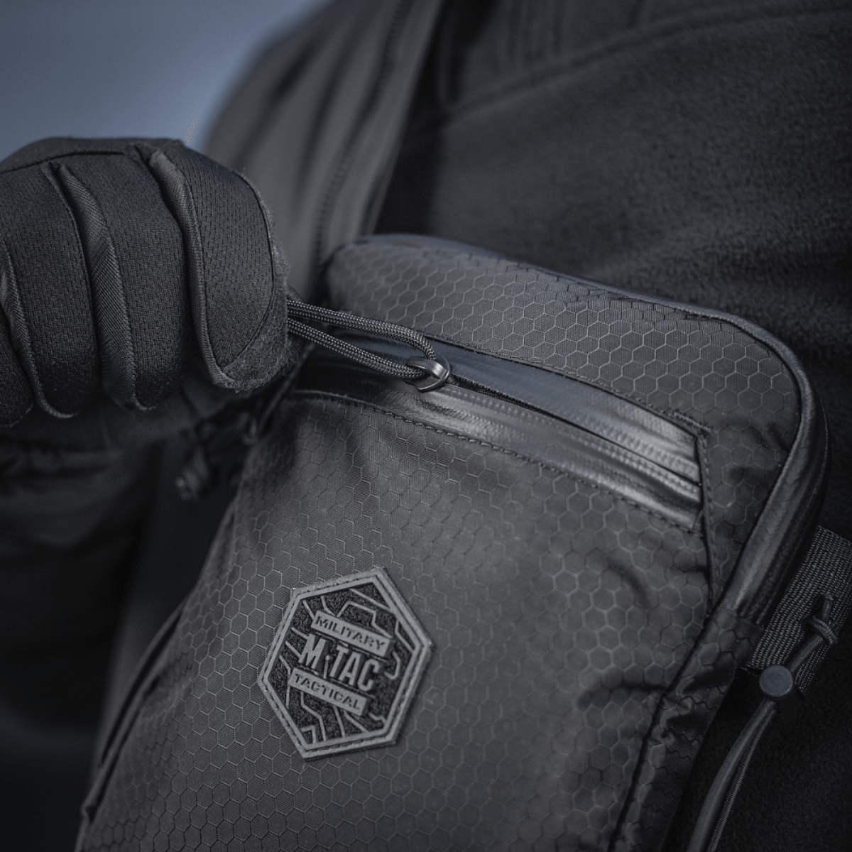 M‑Tac Pocket Bag Elite HEX i brug, kompakt taske med slidstærkt materiale og holdbar lynlås, ideel til opbevaring af EDC-udstyr og værktøj.