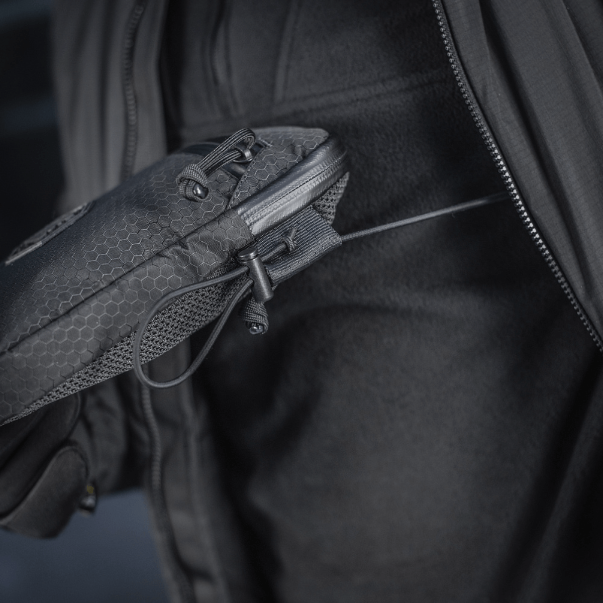 M‑Tac Pocket Bag Elite HEX i brug, fremhæver slidstærkt design og YKK lynlåse til opbevaring af småting og EDC-udstyr.
