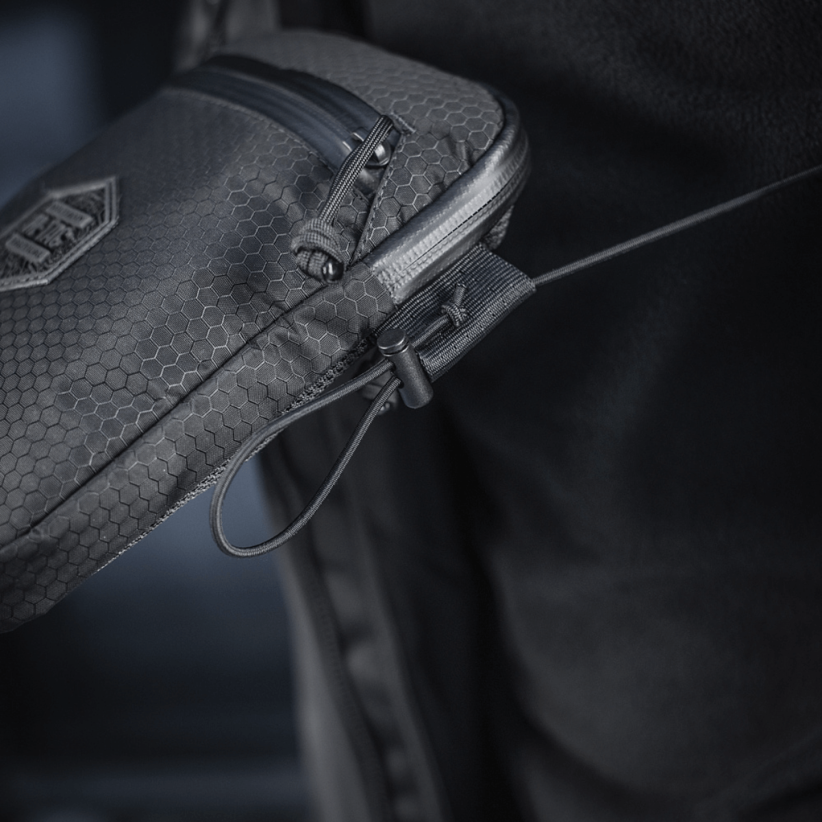 M–Tac Pocket Bag Elite HEX i slidstærkt materiale med YKK lynlåse, ideel til opbevaring af EDC-udstyr og småting, set i brug.