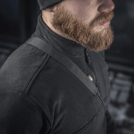 Mand bærer M‑Tac Pocket Bag Elite HEX på skulderen i robust materiale, perfekt til EDC-udstyr, nøgler, værktøj eller dokumenter.