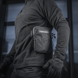 M‑Tac Pocket Bag Elite HEX båret af person, kompakt taske ideel til EDC-udstyr, nøgler og værktøj, holdbar kvalitetskonstruktion, sort design
