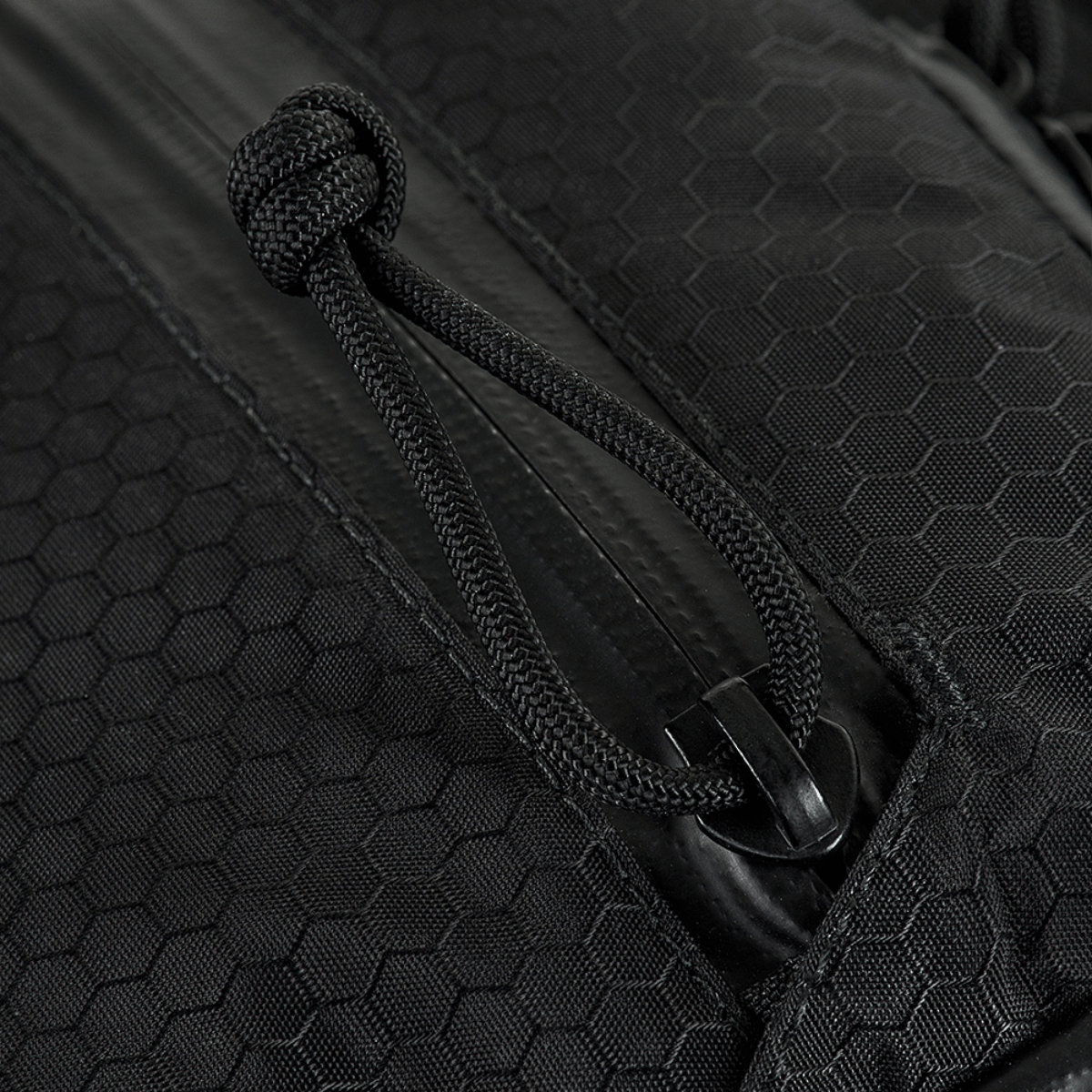 Detaljer af slidstærk YKK lynlås på M‑Tac Pocket Bag Elite HEX med hexagon mønster, ideel til opbevaring af hverdagens småting.