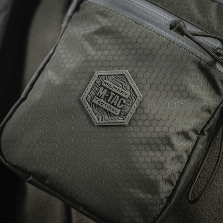 M‑Tac Pocket Bag Elite HEX i slidstærkt materiale med YKK lynlåse, ideel til EDC-udstyr. Kompakt og robust konstrueret taske.