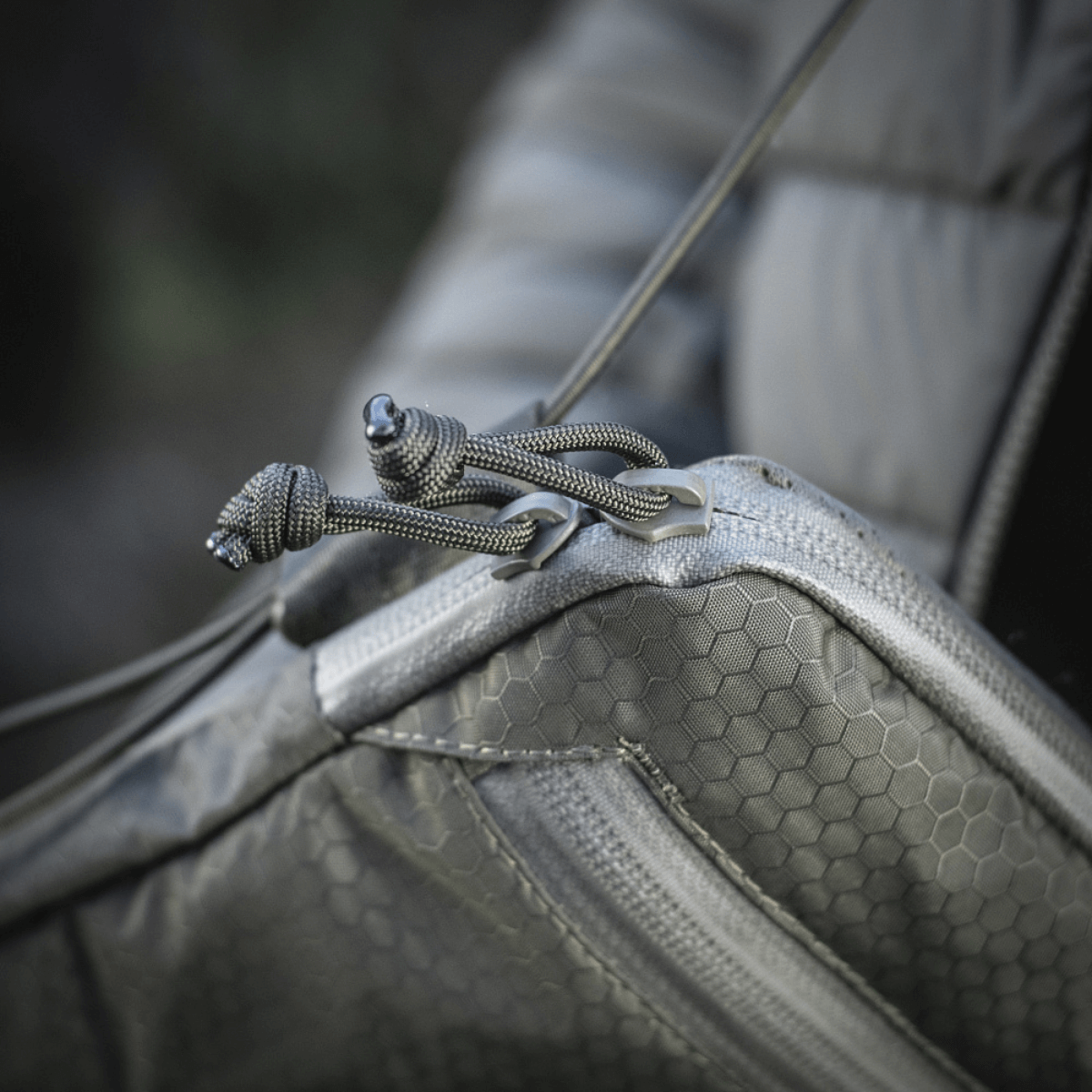 M‑Tac Pocket Bag Elite HEX med stærke YKK lynlåse og holdbart materiale, perfekt til daglig opbevaring og transport af udstyr.