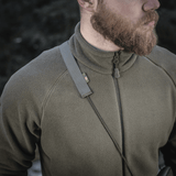 Mand bærer M‑Tac Pocket Bag Elite HEX over skulderen i et udendørs miljø med robust fleecejakke.