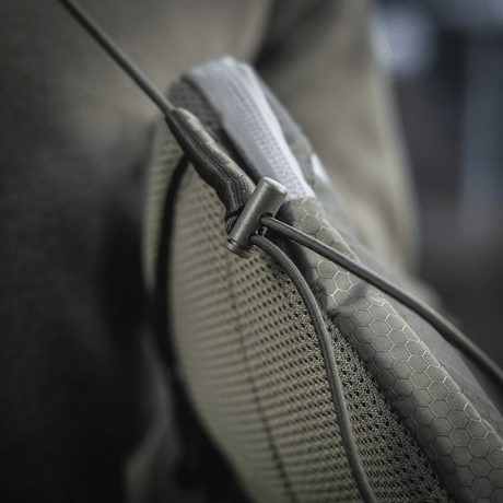 Nærbillede af M-Tac Pocket Bag Elite HEX med slidstærkt materiale og robuste lynlåse, perfekt til opbevaring af småting og udstyr.