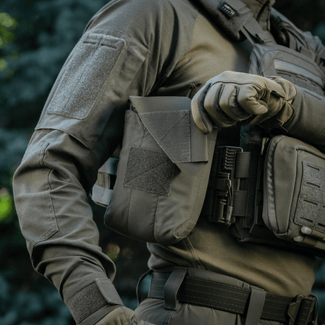 M‑Tac Medic Pouch Vertical Large Elite monteret på taktisk vest for hurtig adgang til førstehjælpsudstyr
