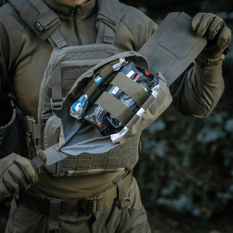 M‑Tac Medic Pouch Vertical Large Elite i brug, viser nem adgang til førstehjælpsudstyr. Slidstærk Cordura 500D konstruktion.