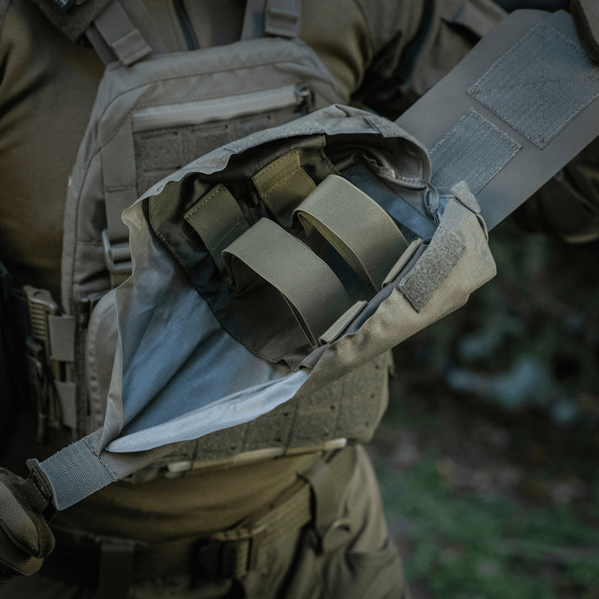 M‑Tac Medic Pouch Vertical Large Elite åben, viser indre rum med IFAK‑organizer lavet af Cordura 500D til sikker opbevaring af førstehjælpsudstyr.