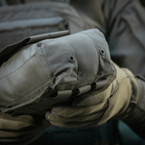 M‑Tac Medic Pouch Vertical Large Elite med stærkt Cordura 500D, holdt af en person iført handsker, klar til medicinsk opbevaring.