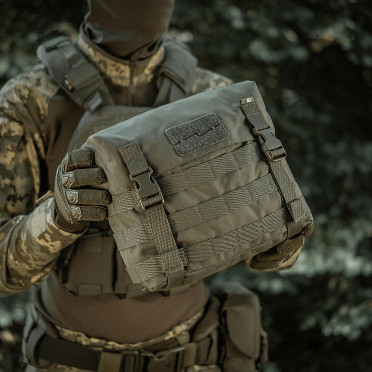 M-Tac Pouch Sukharka Gen.3 XL i brug i felten med MOLLE-system og Cordura 500D-materiale.