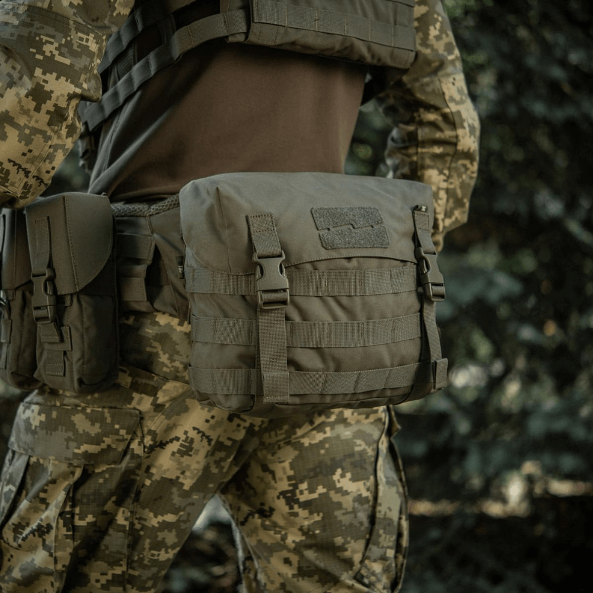 M-Tac Pouch Sukharka Gen.3 XL monteret på camouflage-uniform i skovområde med MOLLE-system, fremstillet i Cordura 500D.