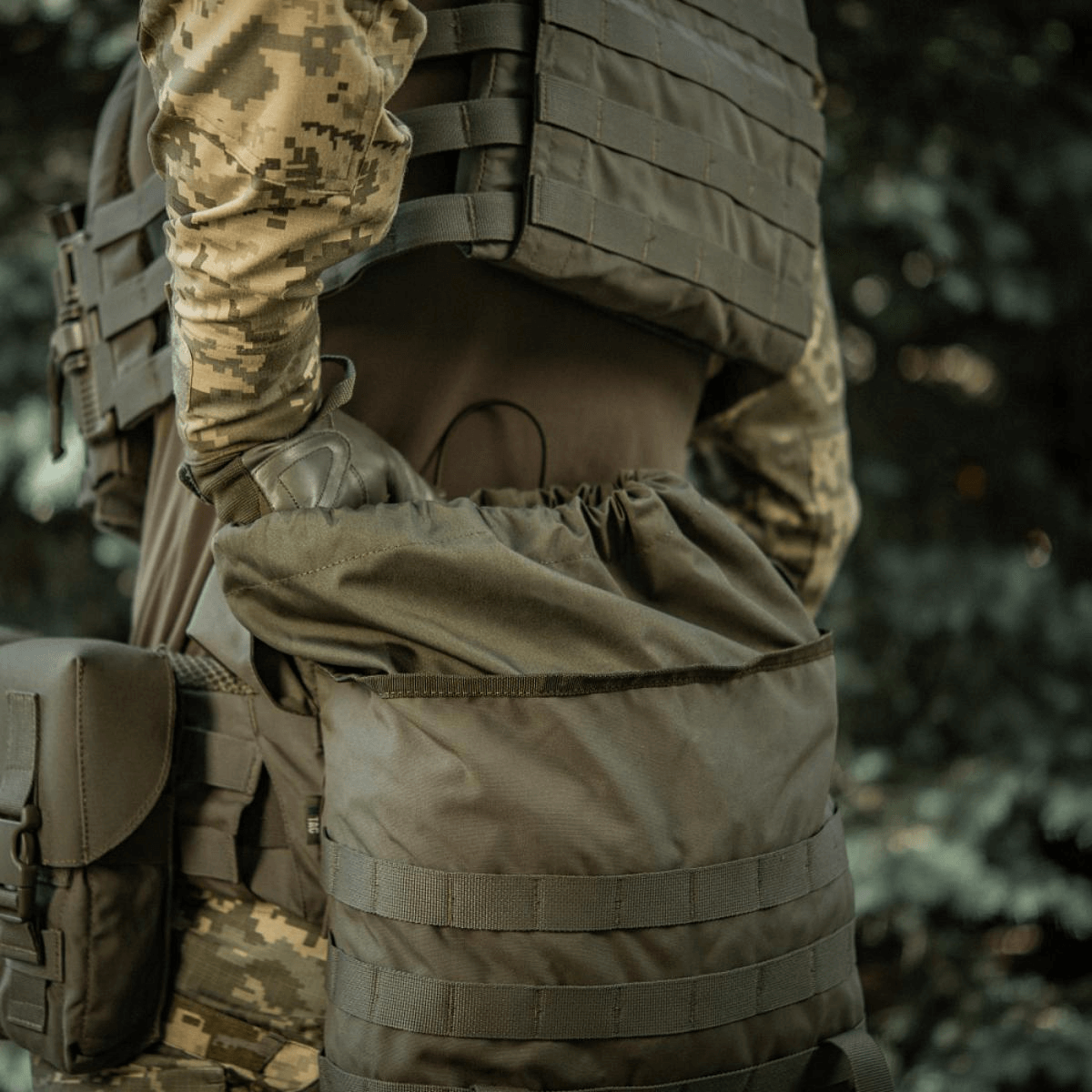 M-Tac Pouch Sukharka Gen.3 XL i brug på en militær uniform med MOLLE-system