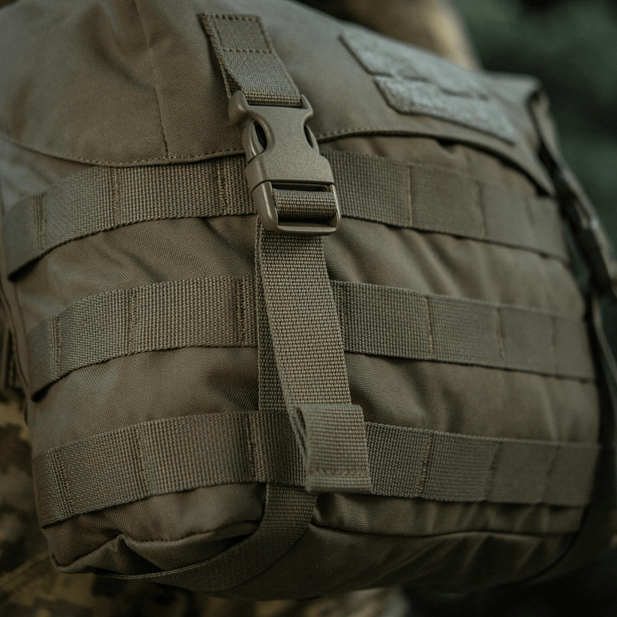 M-Tac Pouch Sukharka Gen.3 XL med MOLLE-system og Fastex-lukning i slidstærkt Cordura 500D materiale, set i felten.