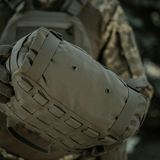 M-Tac Pouch Sukharka Gen.3 XL i slidstærk Cordura 500D med MOLLE-system, vist af en person i camouflagetøj i felt. Woojin hardware.