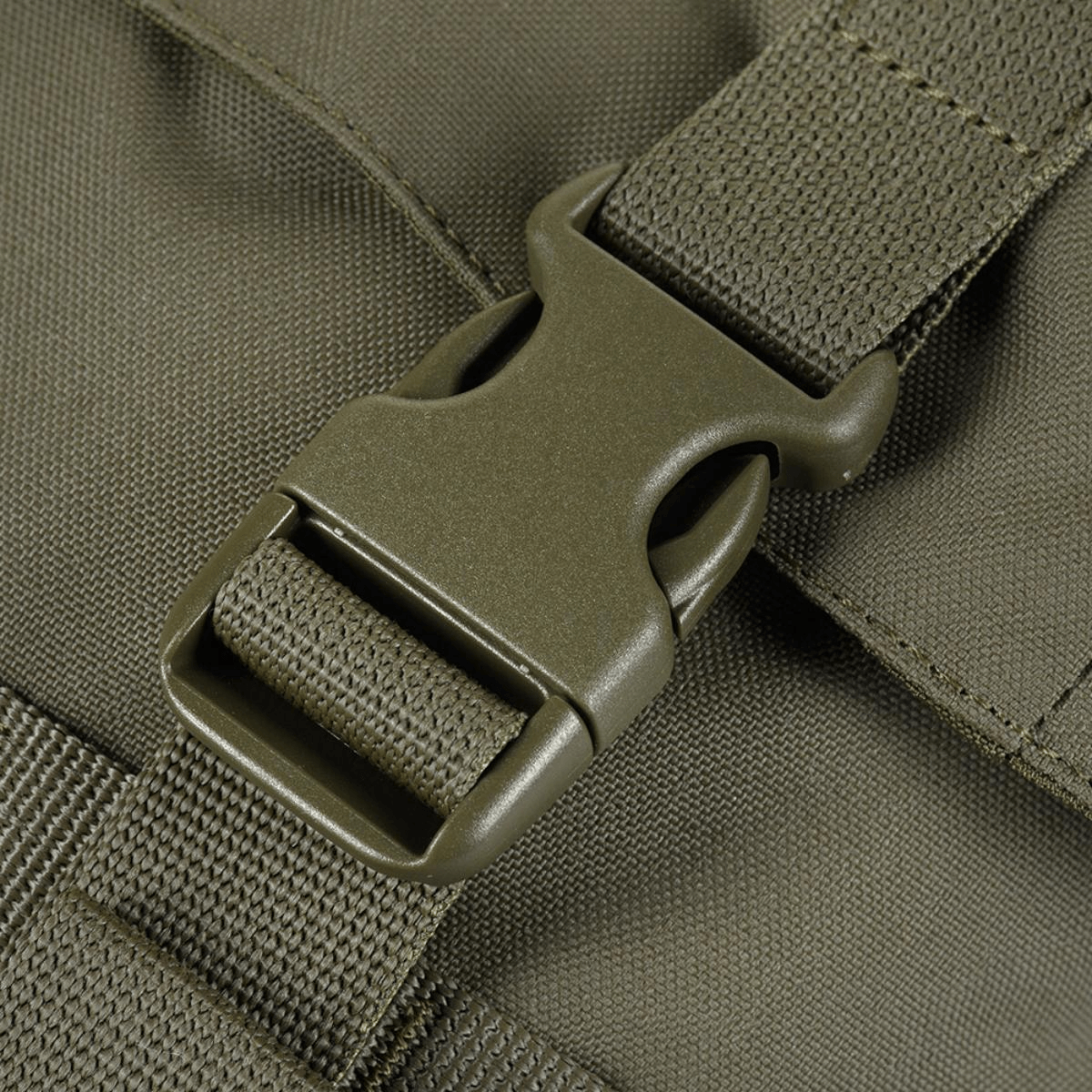 Nærbillede af Fastex-lukning på M-Tac Pouch Sukharka Gen.3 XL, fremstillet i slidstærkt Cordura 500D med MOLLE-system.
