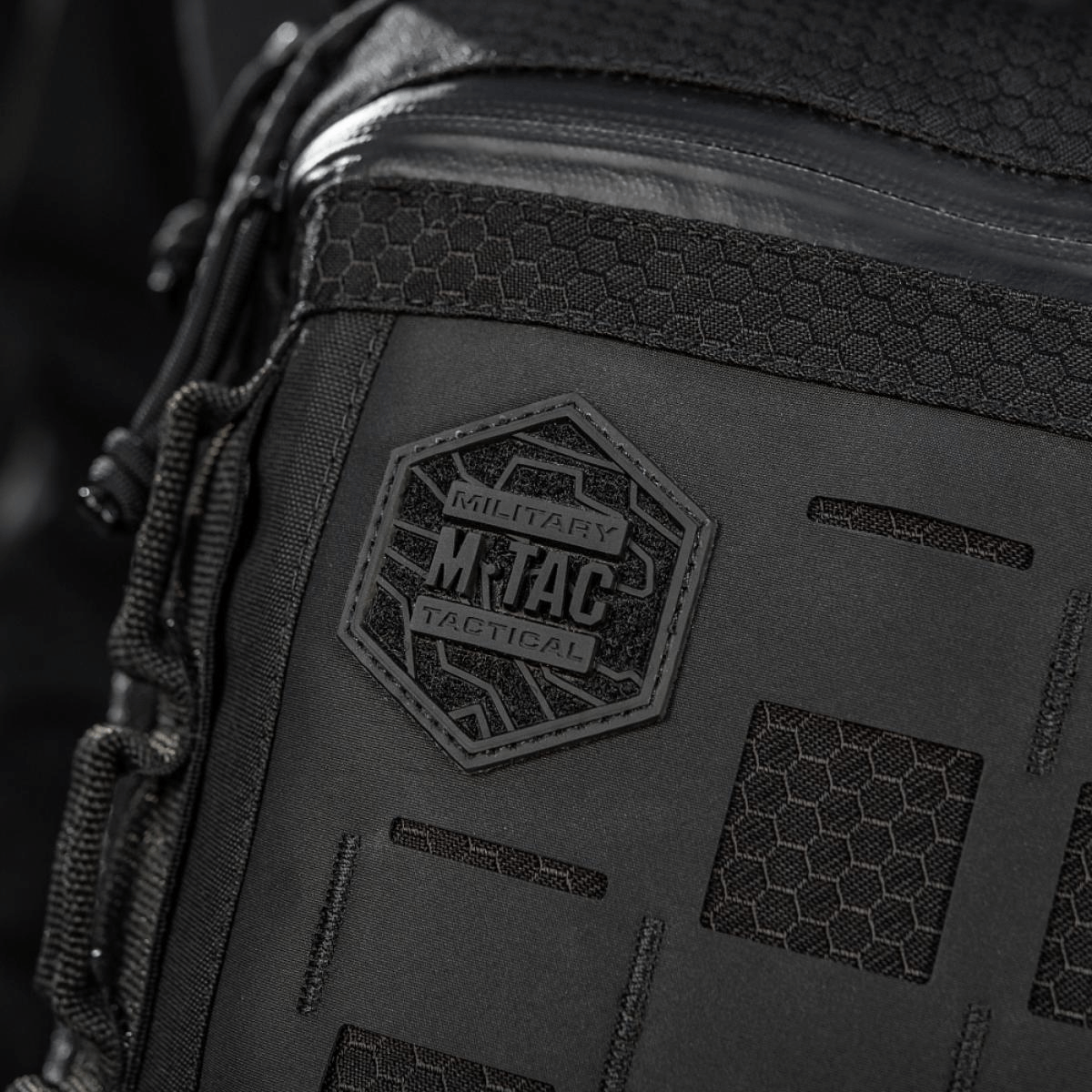 M-Tac Tablet Bag Laser Cut Hex med robust hex-design og Laser Cut MOLLE-panel til EDC og skjult bæring. Fremstillet i slidstærk Cordura.