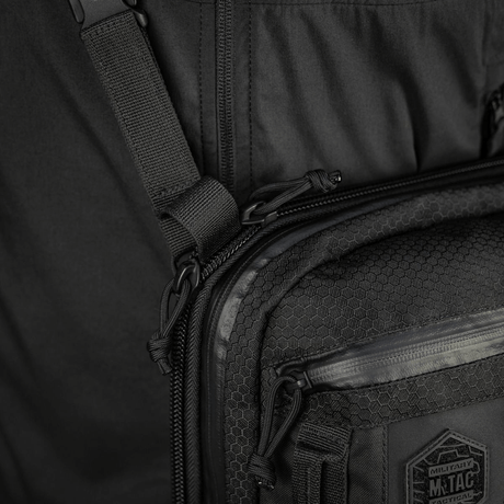 Nærbillede af M-Tac Tablet Bag Laser Cut Hex med holdbar Cordura, YKK og Woojin hardware, ideel til EDC, dokumenter og skjulte våben.