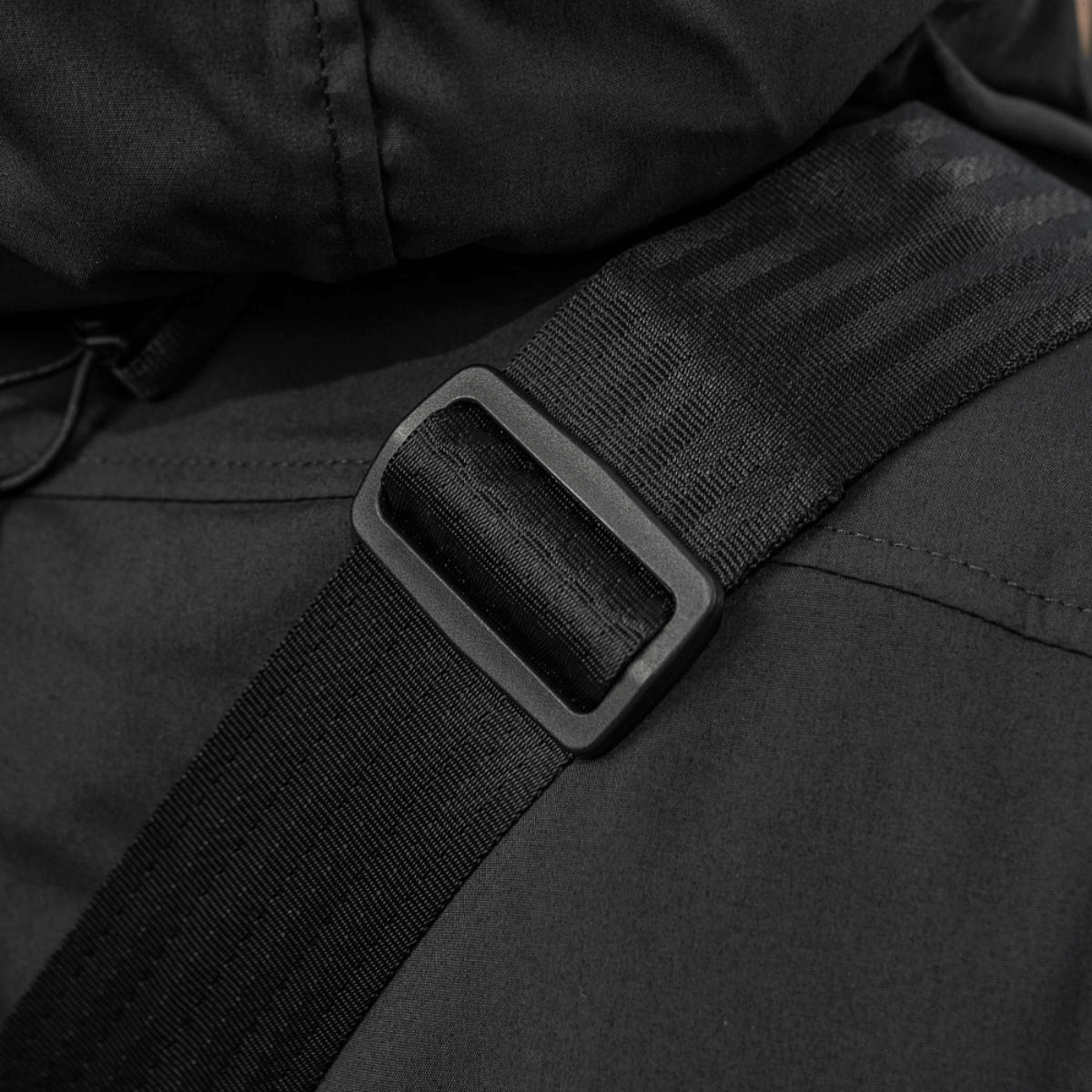 Nærbillede af M-Tac Tablet Bag Laser Cut Hex med robust skulderrem og spænde i sort Cordura-materiale