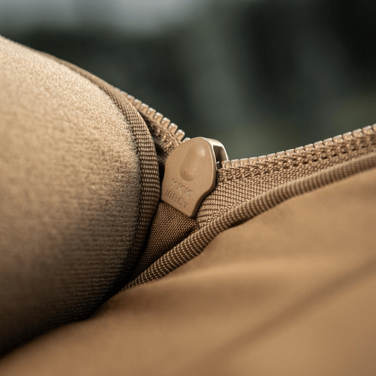 Nærbillede af M-Tac Tablet Bag Laser Cut Hex med YKK lynlås, lavet af robust Cordura-materiale til daglig brug.