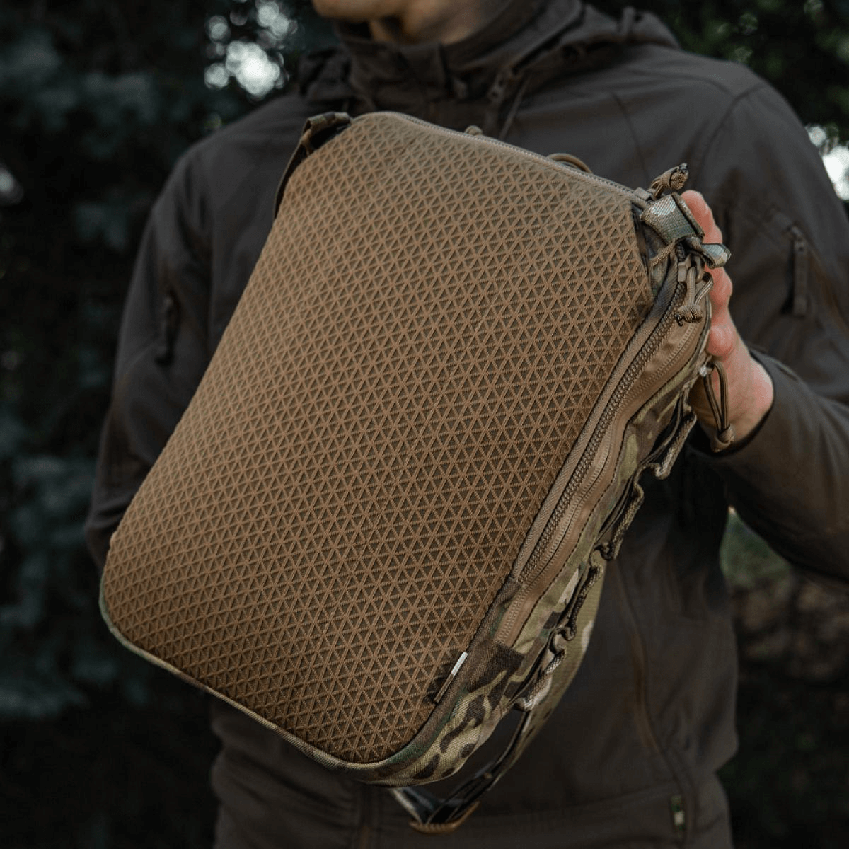 M-Tac Tablet Bag Laser Cut Hex i Cordura Hex med Laser Cut MOLLE frontpanel, til EDC og tablet, holdes af person i naturen