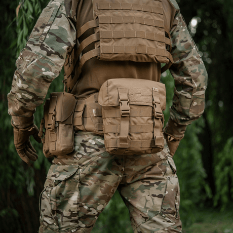 M-Tac Sukharka Gen.3 Pouch i brug på feltudstyr, robust Cordura 500D med MOLLE-interface og justerbart låg. Ideel til militær brug.