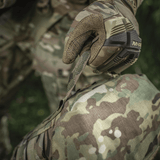 Taktisk greb af en M-Tac Sukharka Gen.3 Pouch i camouflage, designet til robust opbevaring med MOLLE-interface i marken.