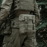M-Tac Sukharka Gen.3 Pouch monteret på militær rygsæk via MOLLE-interface, fremstillet i robust Cordura 500D materiale.