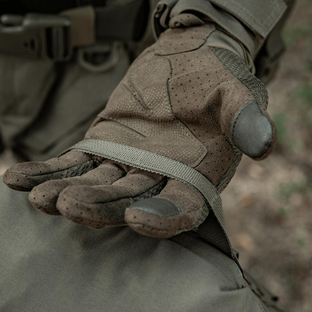 Taktisk handske håndterer M-Tac Sukharka Gen.3 Pouch med holdbart materiale og MOLLE-interface.