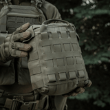 M-Tac Sukharka Gen.3 Pouch i brug med MOLLE-interface og fastex-lukning, fremstillet i slidstærkt Cordura 500D, ideel til feltbrug.