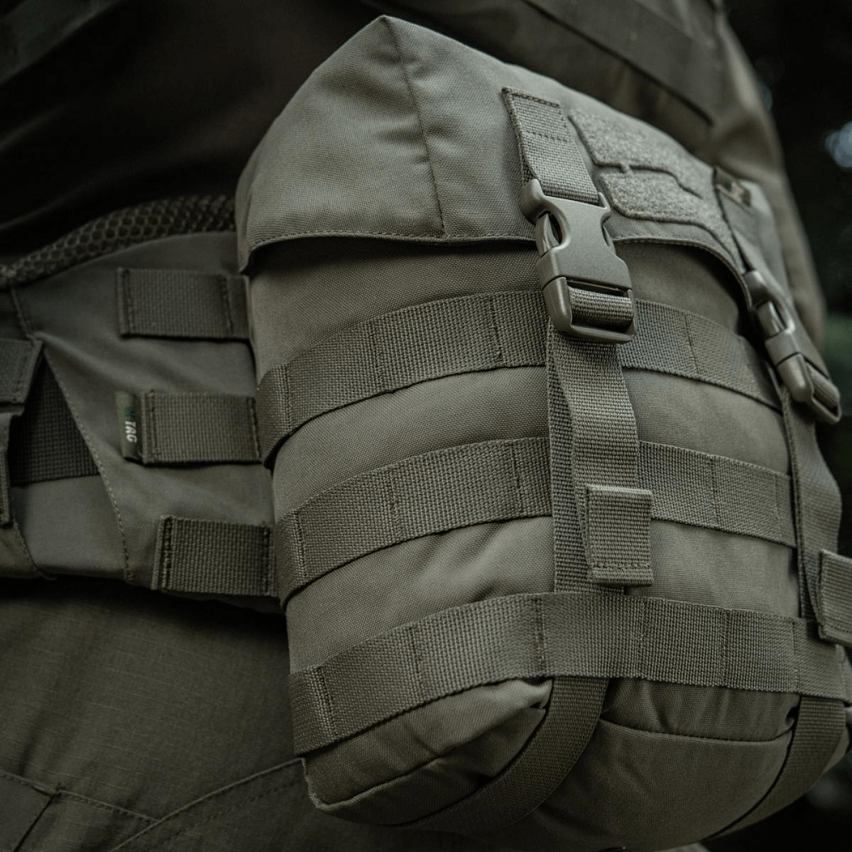 M-Tac Sukharka Gen.3 Pouch tilsluttet til taktisk udstyr, robust Cordura 500D konstruktion, justerbart låg med MOLLE-interface, fastex-lukning.