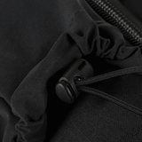 Nærbillede af en sort snøre og lynlås på tøjmateriale