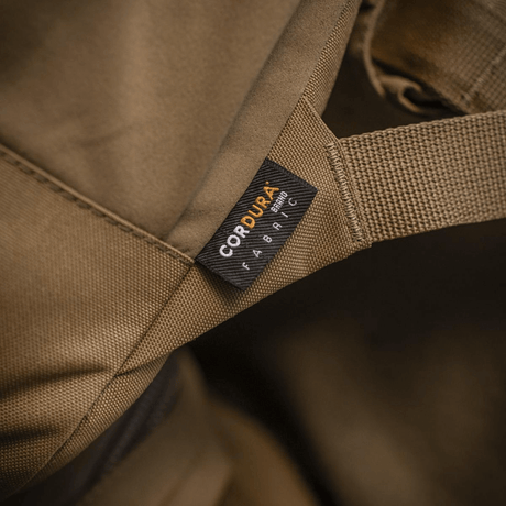 Nærbillede af brun Cordura-stofmærke på en robust taske eller rygsæk, der viser holdbarhed og kvalitet.