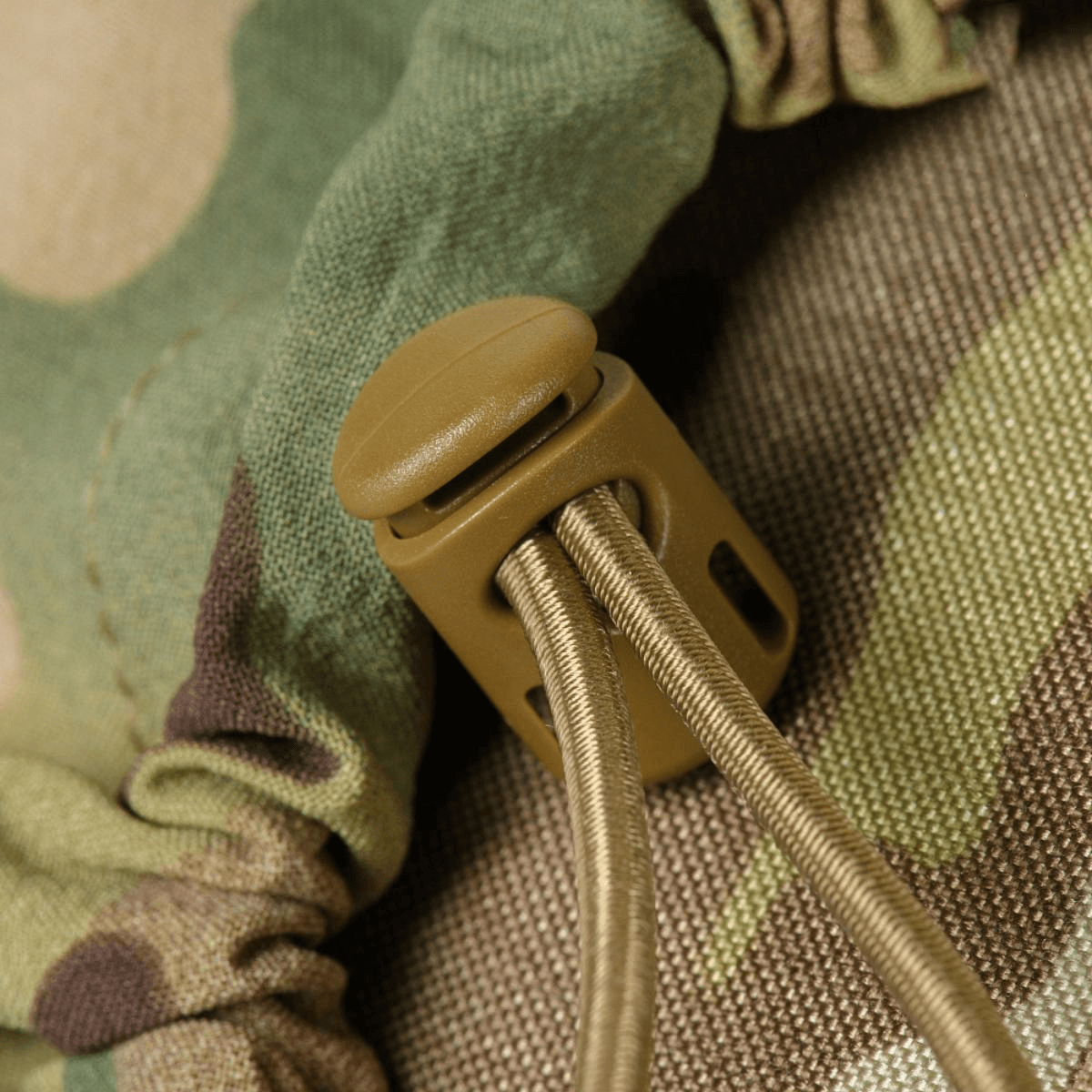 Tæt op af snorelås på camouflaget stof