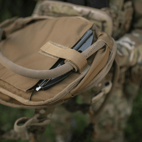 Brun rygsæk med camouflage-mønster og bærbar computer opbevaret indeni