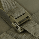 Close-up af spænde og strop på en olivengrøn taske, fremhæver søm- og materialekvalitet.