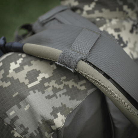 Nærbillede af skulderstrop på camouflage rygsæk