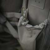 Nærbillede af sort rygsæk med lynlås og justerbar strop.