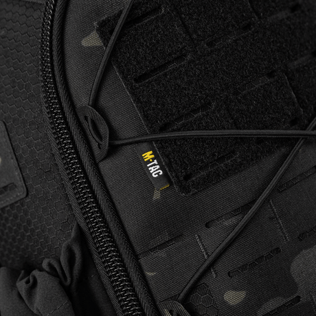 Sort taktisk taske med lynlås og M-Tac mærke, tæt på visning af stropper og velcro.