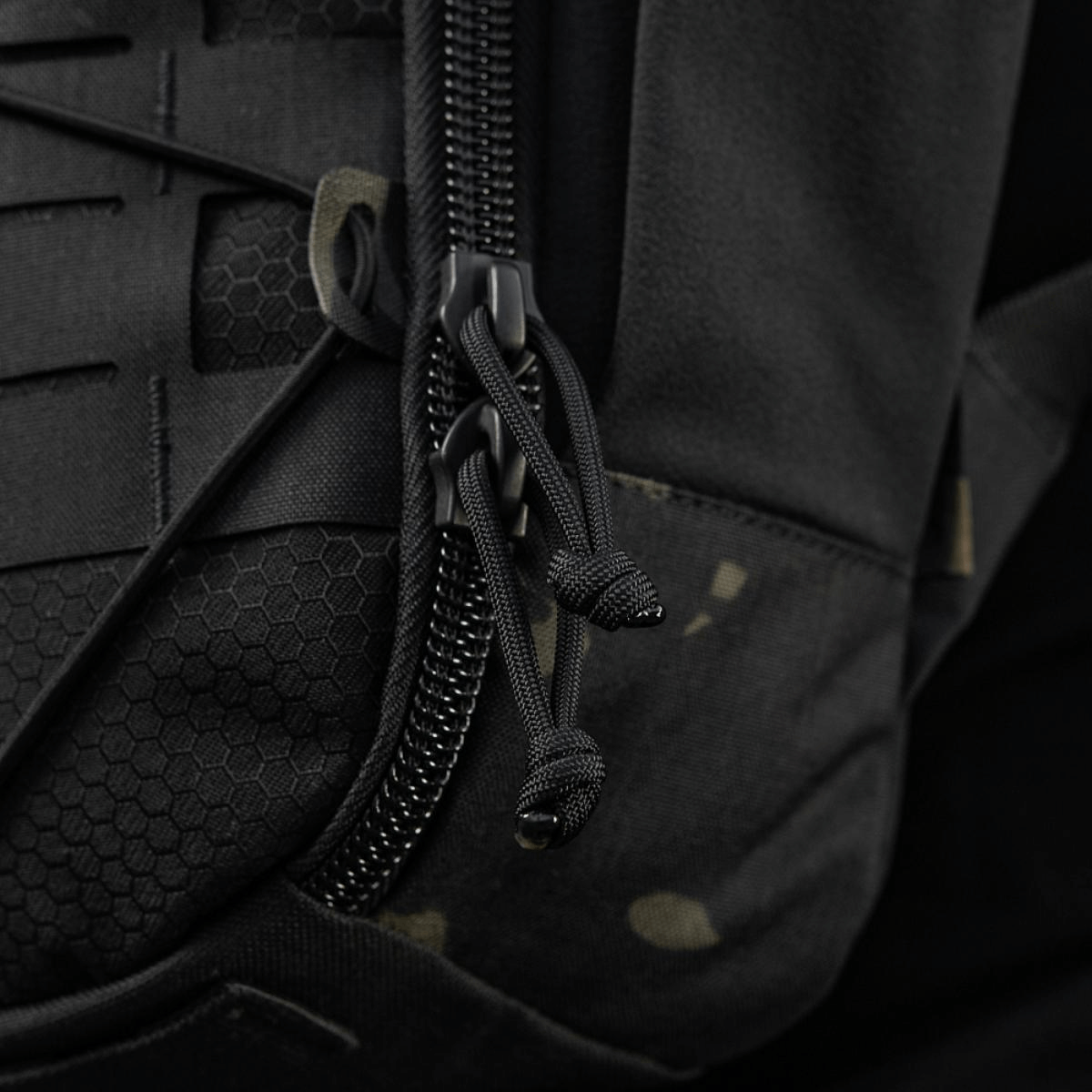 M-Tac STURM Elite Rygsæk i taktisk sort design med kraftig lynlås og Cordura-materiale, velegnet til udstyrstransport i felten.