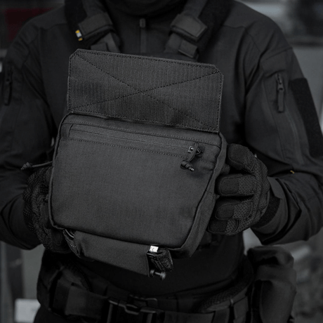 M-Tac Large Elite Gen.II Skuldertaske bæres af person i taktisk tøj, viser holdbar Cordura 500D materiale og front lynlås.