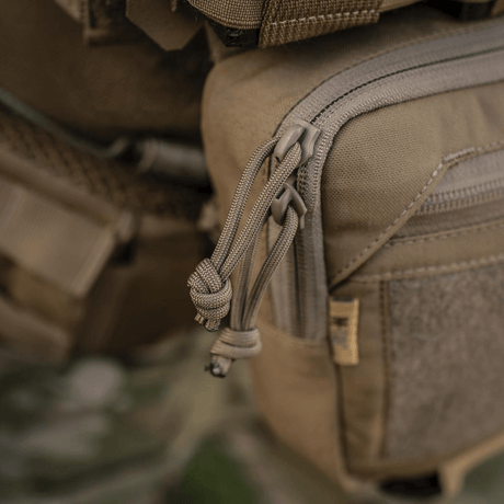 Nærbillede af M-Tac Large Elite Gen.II Skuldertaske med YKK lynlåse og Cordura 500D materiale for taktisk brug og holdbarhed.