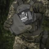 Person holder M-Tac Large Elite Gen.II Skuldertaske med Cordura 500D materiale og YKK lynlåse til taktisk brug og daglig transport.